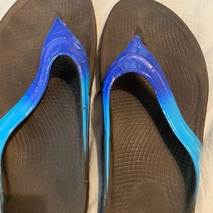 Oofos flip flops size 9